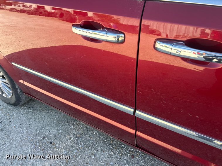 image for item FC5454 2013 Chrysler Town And Country van