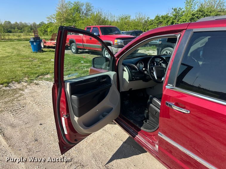 image for item FC5454 2013 Chrysler Town And Country van