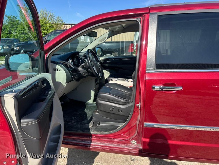 image for item FC5454 2013 Chrysler Town And Country van