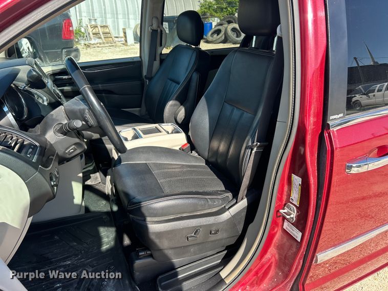 image for item FC5454 2013 Chrysler Town And Country van