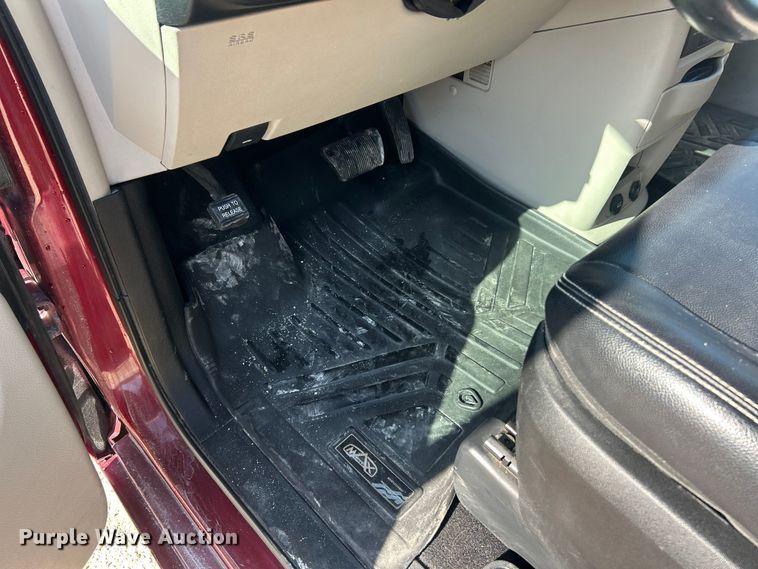 image for item FC5454 2013 Chrysler Town And Country van