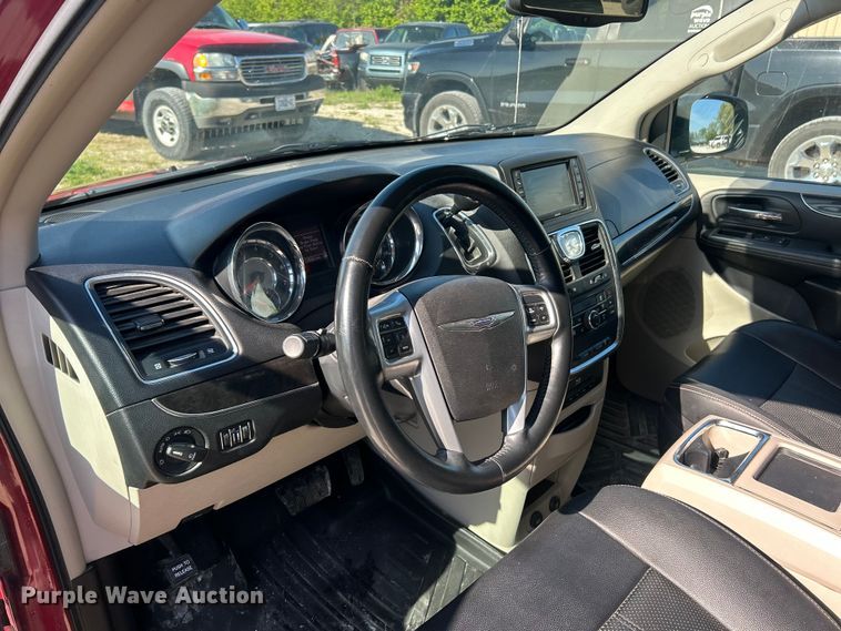 image for item FC5454 2013 Chrysler Town And Country van
