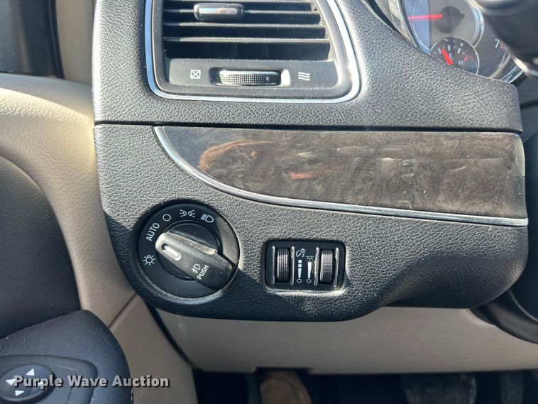 image for item FC5454 2013 Chrysler Town And Country van