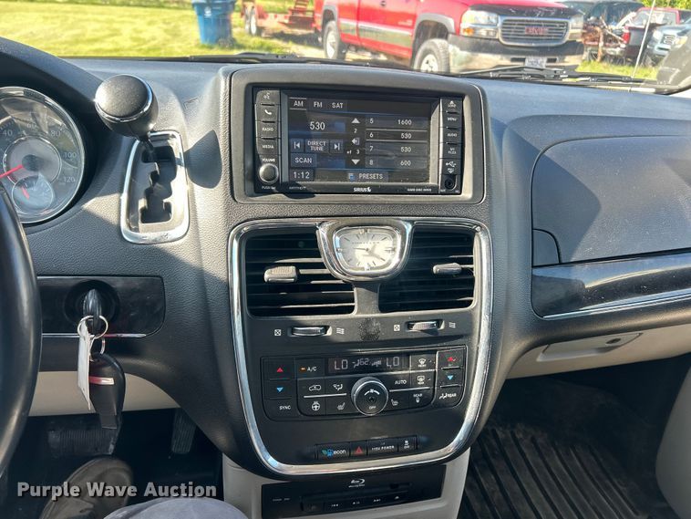 image for item FC5454 2013 Chrysler Town And Country van