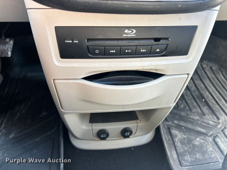 image for item FC5454 2013 Chrysler Town And Country van