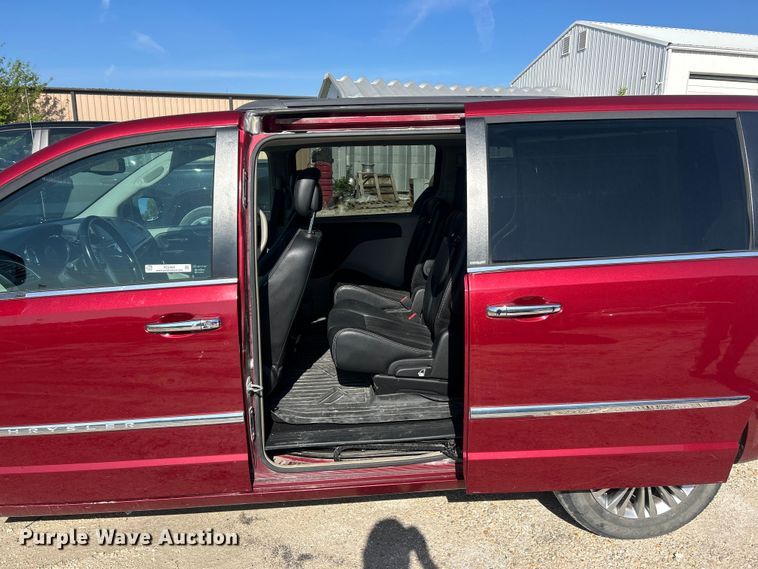 image for item FC5454 2013 Chrysler Town And Country van