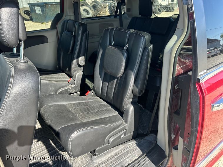 image for item FC5454 2013 Chrysler Town And Country van