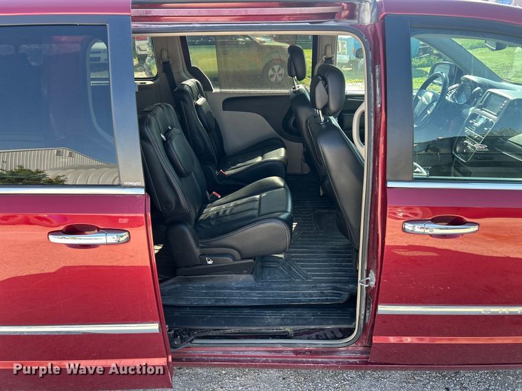 image for item FC5454 2013 Chrysler Town And Country van