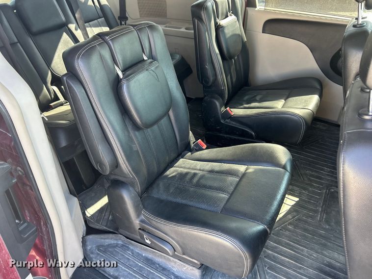 image for item FC5454 2013 Chrysler Town And Country van