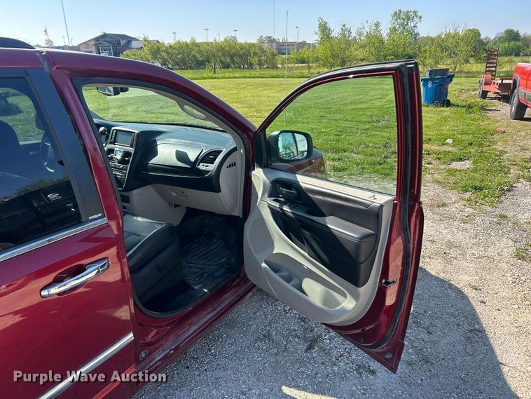 image for item FC5454 2013 Chrysler Town And Country van
