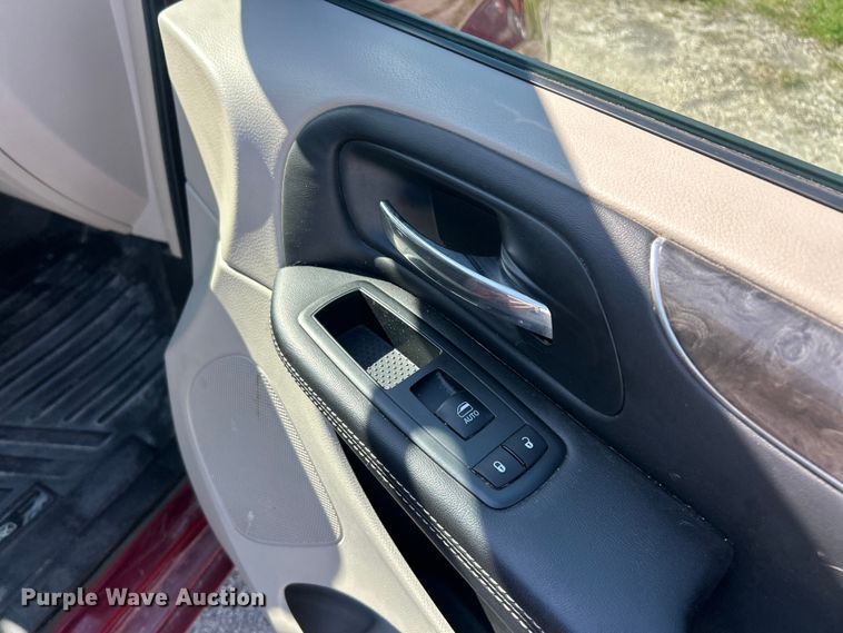image for item FC5454 2013 Chrysler Town And Country van