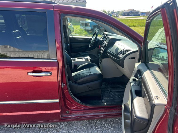 image for item FC5454 2013 Chrysler Town And Country van