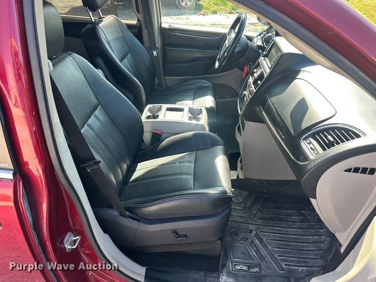 image for item FC5454 2013 Chrysler Town And Country van