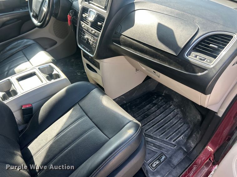 image for item FC5454 2013 Chrysler Town And Country van