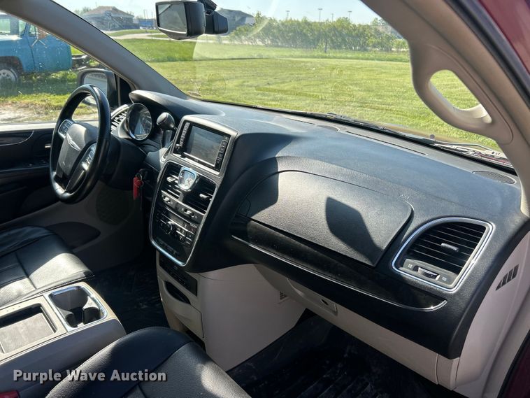 image for item FC5454 2013 Chrysler Town And Country van