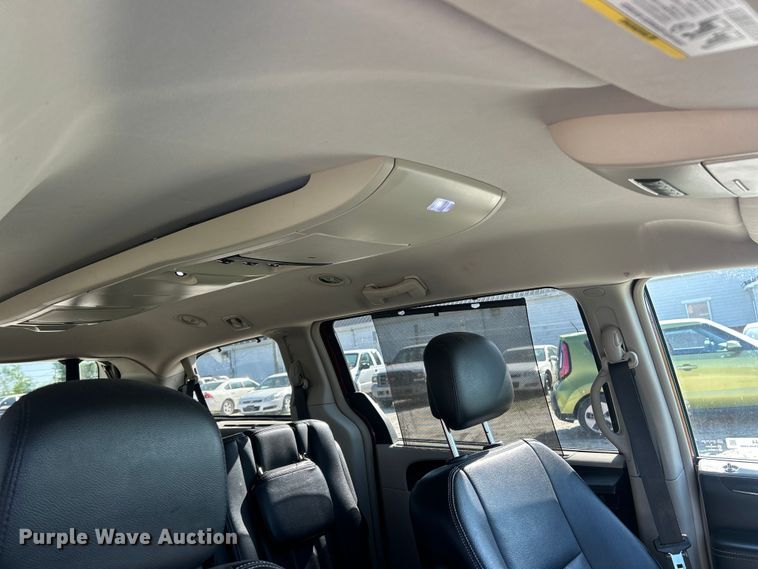 image for item FC5454 2013 Chrysler Town And Country van