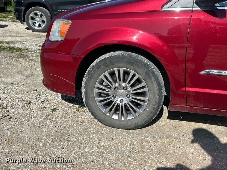 image for item FC5454 2013 Chrysler Town And Country van