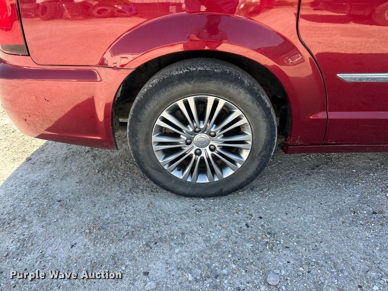 image for item FC5454 2013 Chrysler Town And Country van