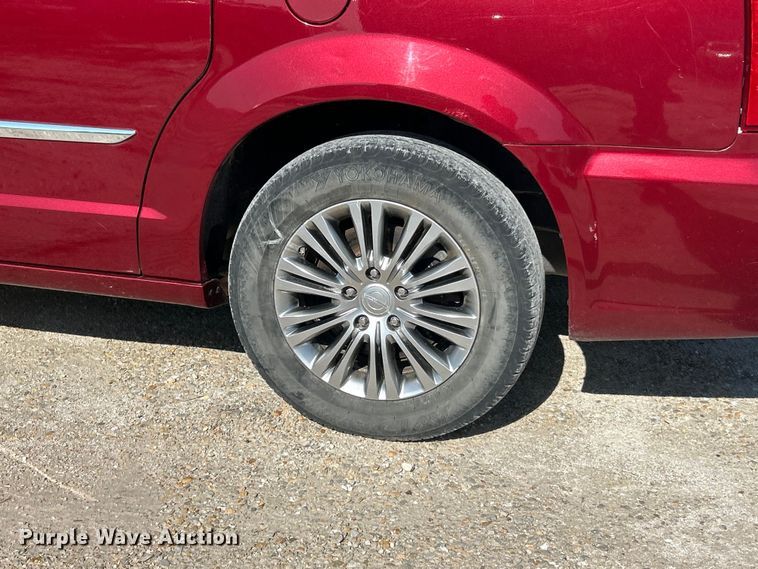 image for item FC5454 2013 Chrysler Town And Country van