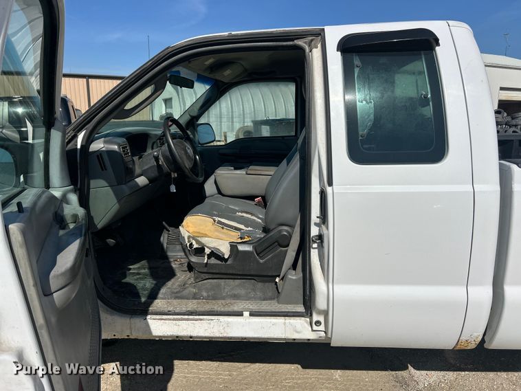 image for item FC5457 2003 Ford F250 Super Duty Ext. Cab pickup truck