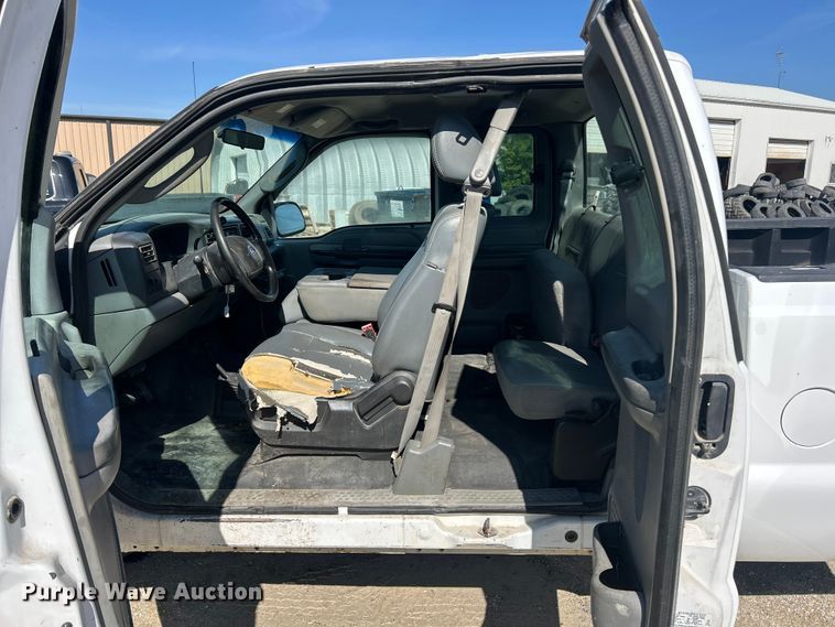 image for item FC5457 2003 Ford F250 Super Duty Ext. Cab pickup truck