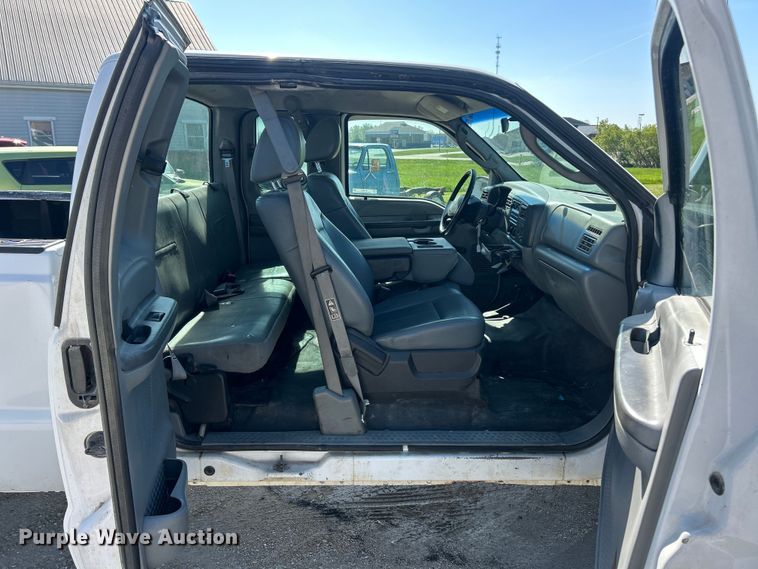 image for item FC5457 2003 Ford F250 Super Duty Ext. Cab pickup truck