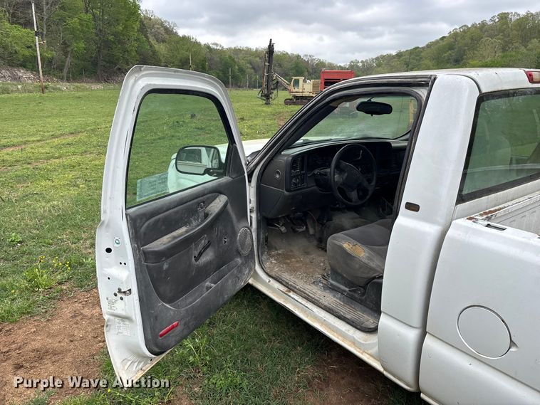 image for item FG0252 2005 Chevrolet Silverado 1500 pickup truck