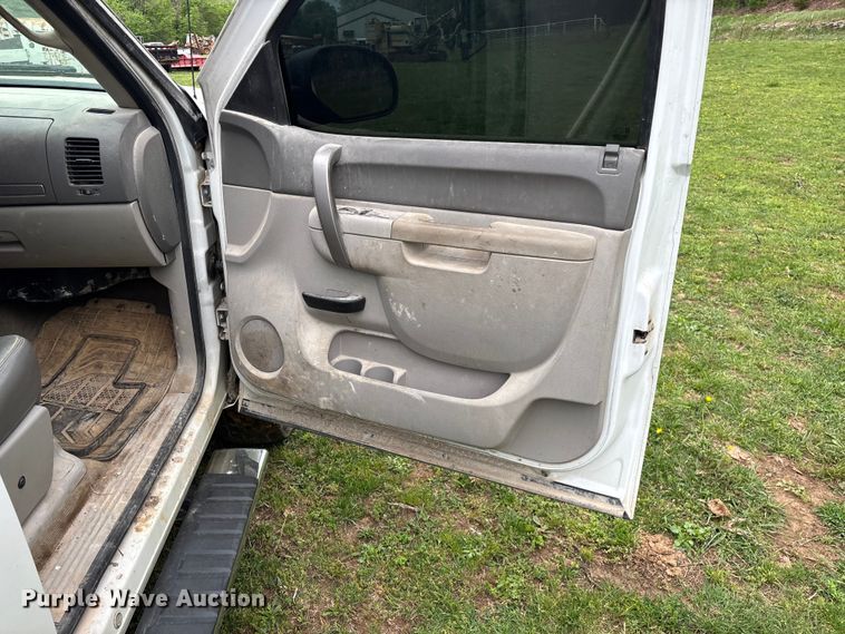 image for item FG0253 2011 GMC Sierra 1500 Crew Cab pickup truck