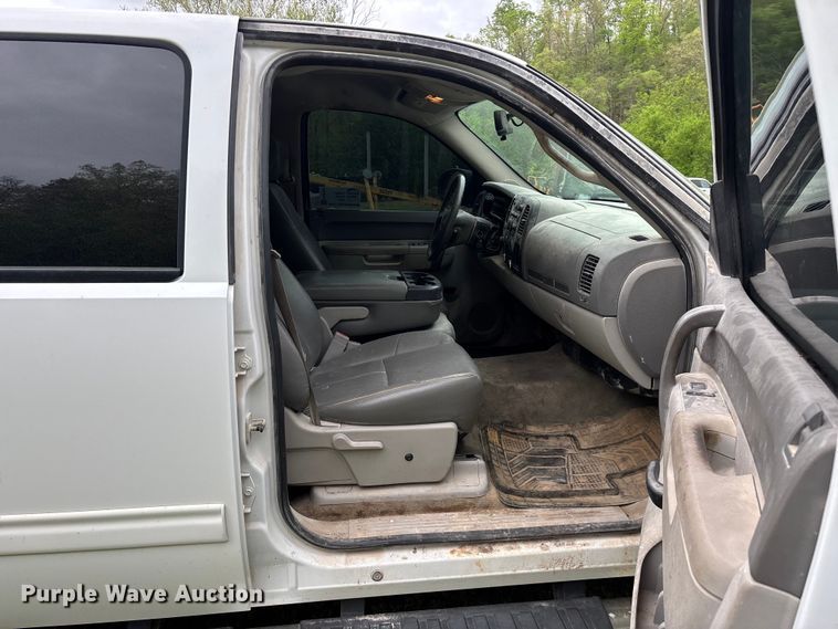 image for item FG0253 2011 GMC Sierra 1500 Crew Cab pickup truck