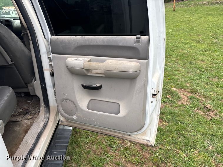 image for item FG0253 2011 GMC Sierra 1500 Crew Cab pickup truck