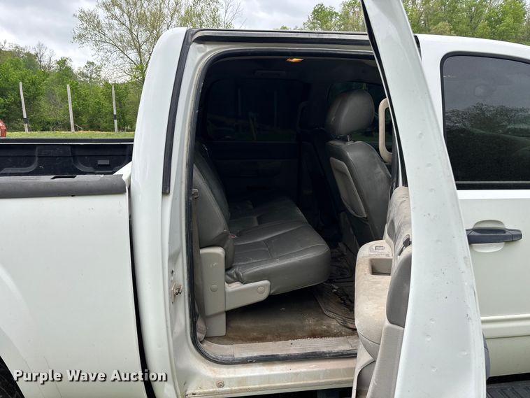 image for item FG0253 2011 GMC Sierra 1500 Crew Cab pickup truck