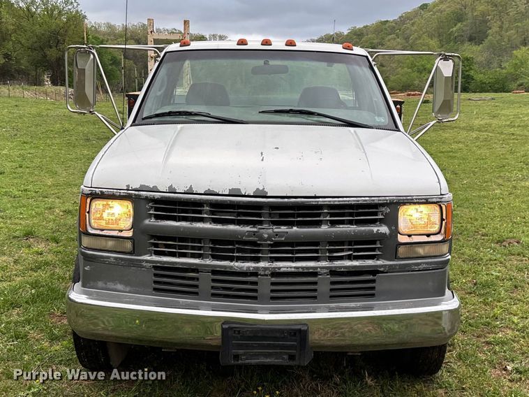 image for item FG0254 2001 Chevrolet Silverado 3500HD utility bed pickup truck