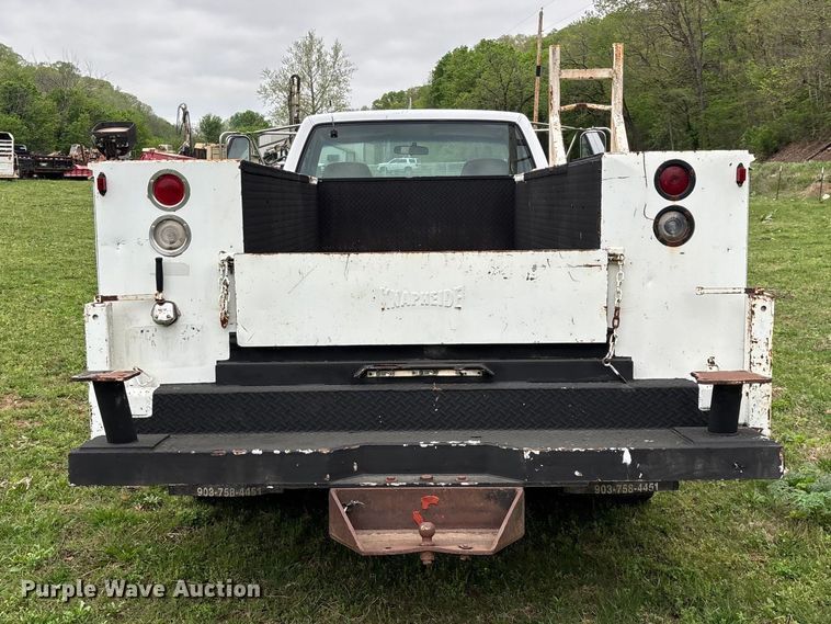 image for item FG0254 2001 Chevrolet Silverado 3500HD utility bed pickup truck