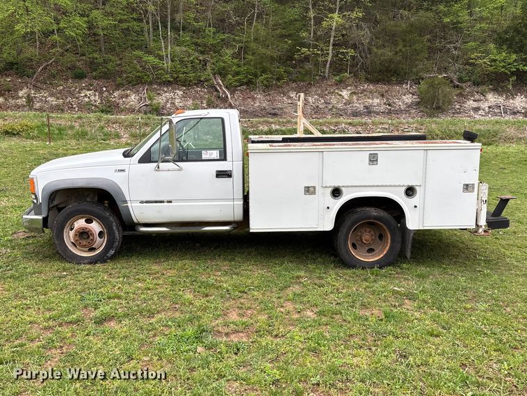 image for item FG0254 2001 Chevrolet Silverado 3500HD utility bed pickup truck