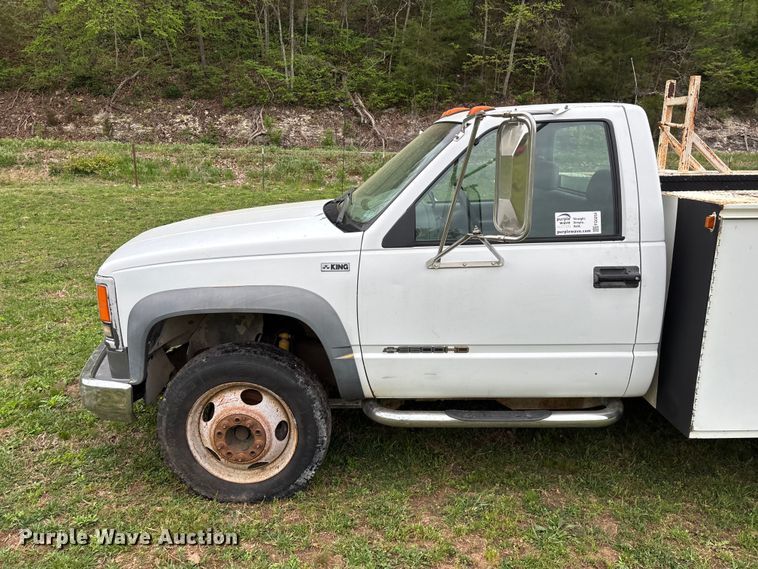 image for item FG0254 2001 Chevrolet Silverado 3500HD utility bed pickup truck