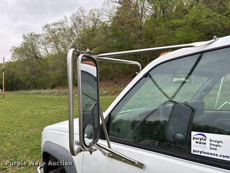 image for item FG0254 2001 Chevrolet Silverado 3500HD utility bed pickup truck