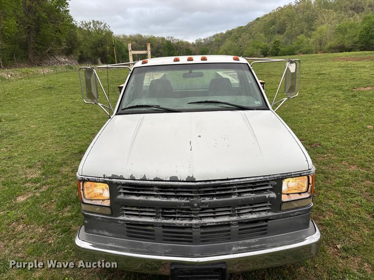 image for item FG0254 2001 Chevrolet Silverado 3500HD utility bed pickup truck