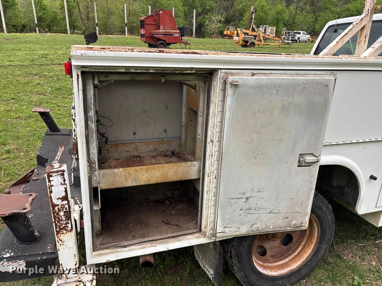 image for item FG0254 2001 Chevrolet Silverado 3500HD utility bed pickup truck