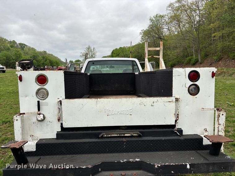 image for item FG0254 2001 Chevrolet Silverado 3500HD utility bed pickup truck