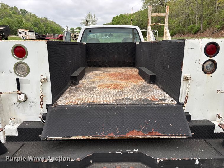 image for item FG0254 2001 Chevrolet Silverado 3500HD utility bed pickup truck