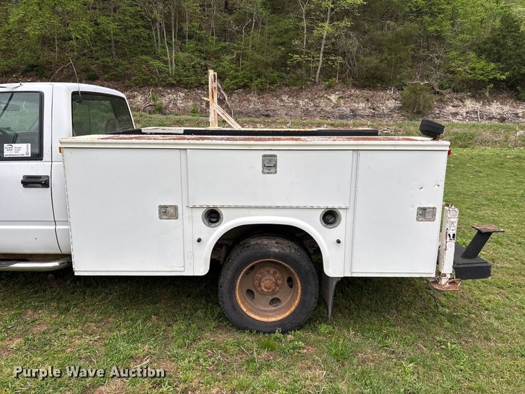 image for item FG0254 2001 Chevrolet Silverado 3500HD utility bed pickup truck