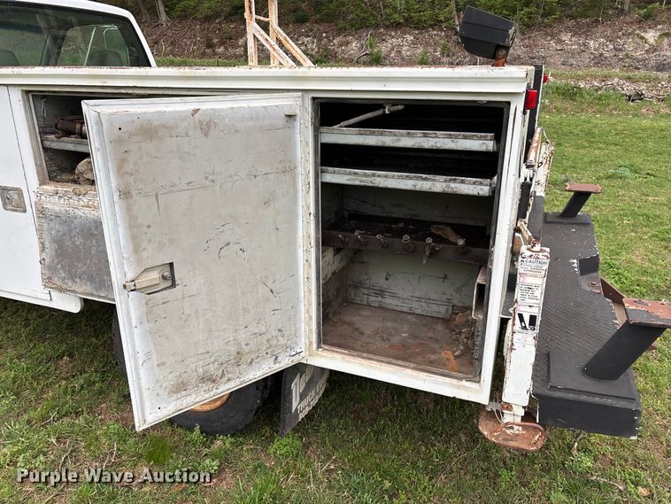 image for item FG0254 2001 Chevrolet Silverado 3500HD utility bed pickup truck