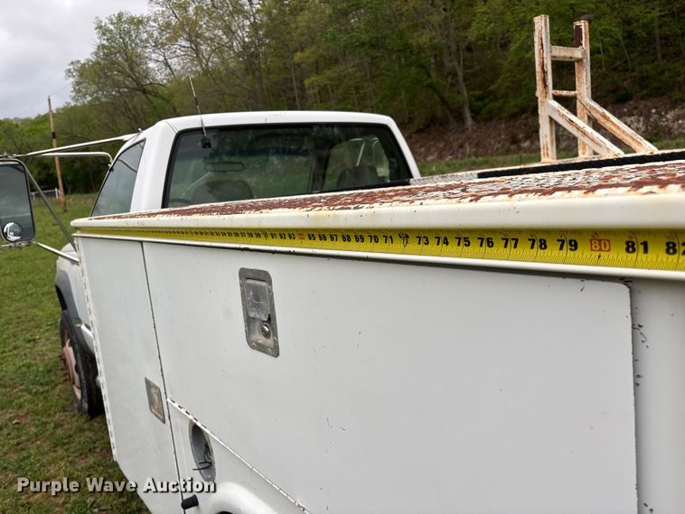 image for item FG0254 2001 Chevrolet Silverado 3500HD utility bed pickup truck