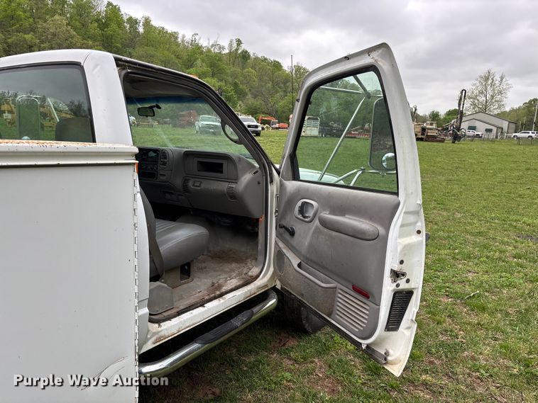 image for item FG0254 2001 Chevrolet Silverado 3500HD utility bed pickup truck