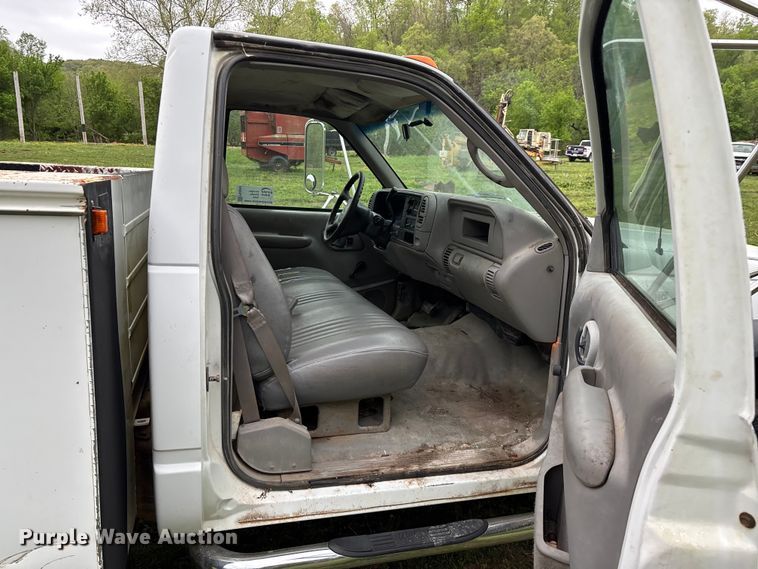 image for item FG0254 2001 Chevrolet Silverado 3500HD utility bed pickup truck