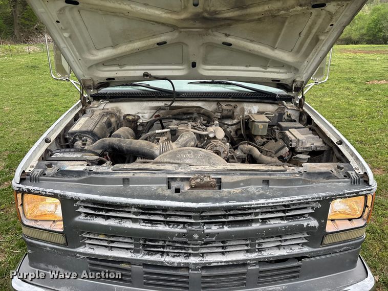 image for item FG0254 2001 Chevrolet Silverado 3500HD utility bed pickup truck