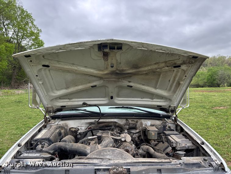 image for item FG0254 2001 Chevrolet Silverado 3500HD utility bed pickup truck