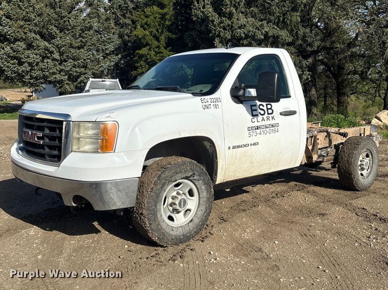 image for item FG2940 2008 GMC Sierra 2500HD pickup truck cab and chassis