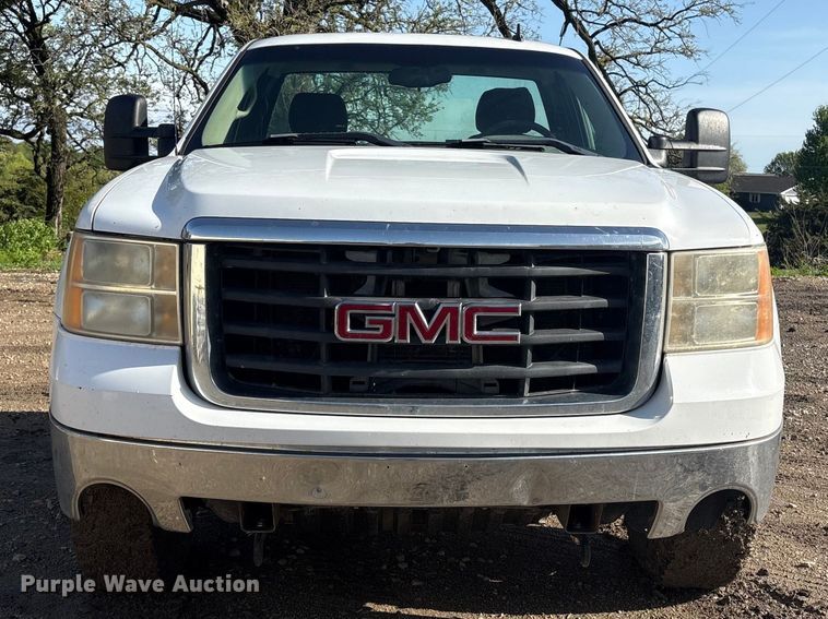 image for item FG2940 2008 GMC Sierra 2500HD pickup truck cab and chassis