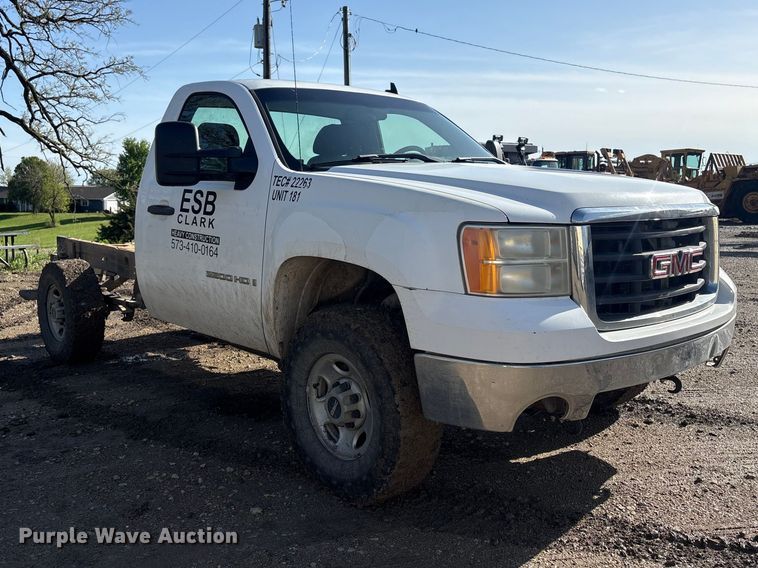 image for item FG2940 2008 GMC Sierra 2500HD pickup truck cab and chassis